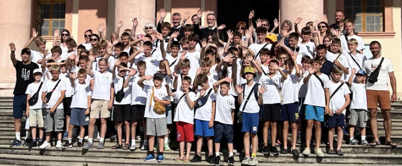 Gruppenbild der Ukrainischen Jugendlichen mit Abt Patrick / Stift Göttweig / Frater Nikolaus Aigenbauer Gruppenbild der Ukrainischen Jugendlichen mit Abt Patrick