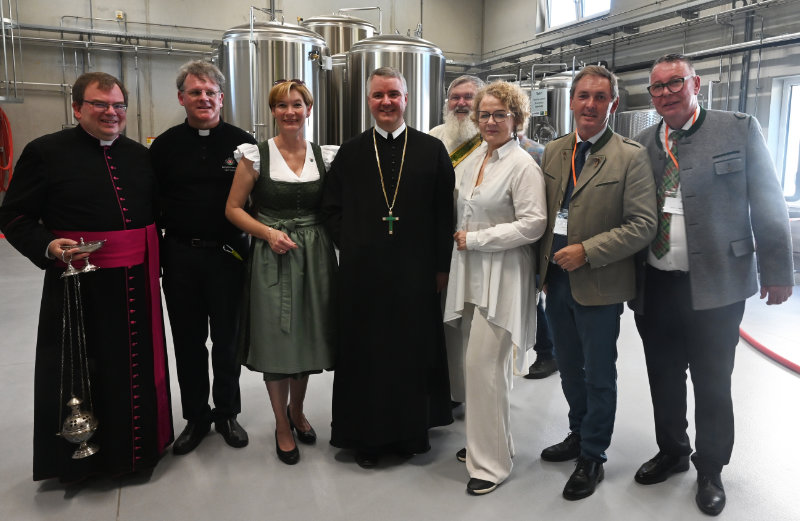 Monsignore Markus Heinz, Pfarrer von Pyhra, Prior Pater Pirmin Mayer,  Monika Fischer, Bürgermeisterin von Pyhra, Abt Patrick Schöder, Diakon Ludwig Göbl, Pfarre Pyhra, LR Christiane Teschl-Hofmeister,  Josef Sieder, Direktor der LFS Pyhra, Heinz Par / Bernhard Herzinger Monsignore Markus Heinz, Pfarrer von Pyhra, Prior Pater Pirmin Mayer,  Monika Fischer, Bürgermeisterin von Pyhra, Abt Patrick Schöder, Diakon Ludwig Göbl, Pfarre Pyhra, LR Christiane Teschl-Hofmeister,  Josef Sieder, Direktor der LFS Pyhra, Heinz Par