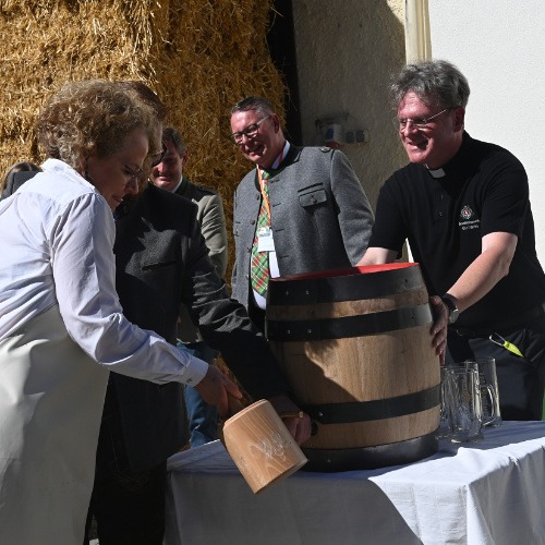 LR Teschl-Hofmeister beim Bieranstich / Berhard Herzinger LR Teschl-Hofmeister beim Bieranstich