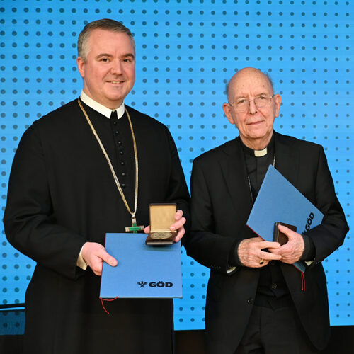 Abt Schöder und Bischof Küng mit Messner Medaille