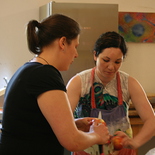 Verena und Eva in der Küche