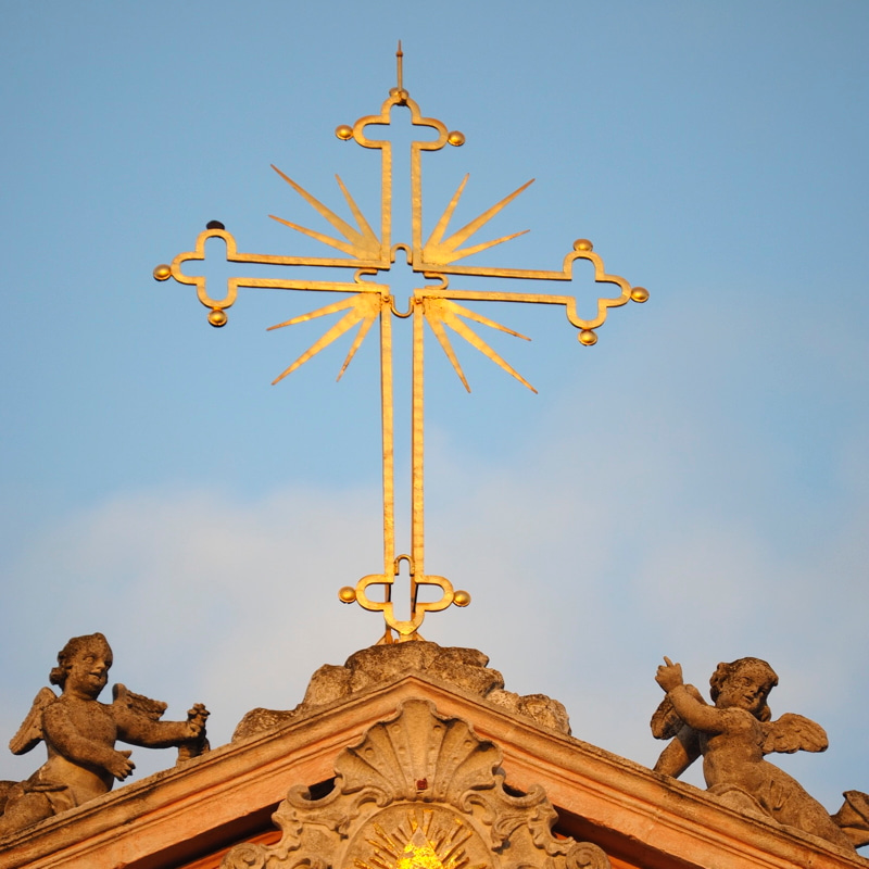 Blick auf das Giebelkreuz der Göttweiger Stiftskirche / Julia Sanftl