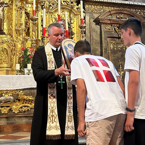 Abt und Jugendliche aus der Ukraine / Stift Göttweig / Frater Nikolaus Abt und Jugendliche aus der Ukraine