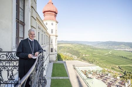 Abt Columban auf dem Balkon Kaisertrakt / Robert Herbst / POV